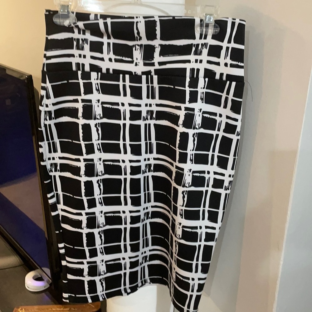 Black and white pencil skirt